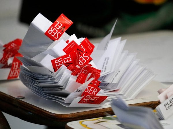 Foto: Ciudadanos expresan sus preferencias en el Plebiscito constitucional 2023. Foto: Aton.