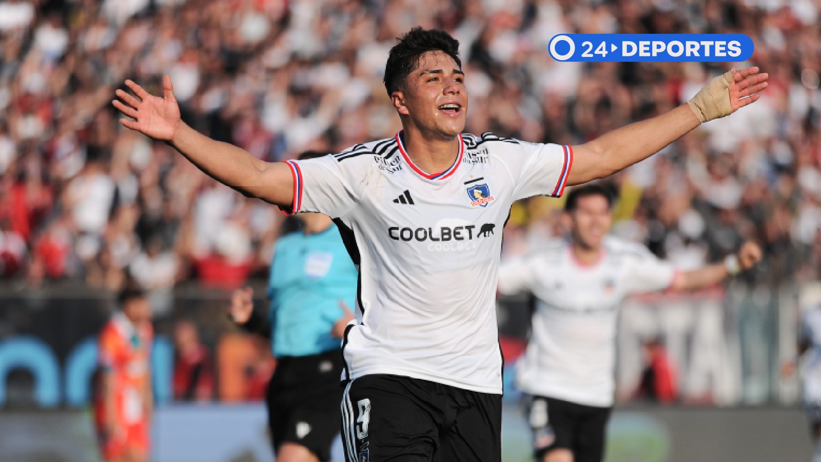 Damián Pizarro celebrando un gol por Colo Colo