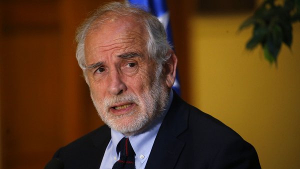 Presenta acusación constitucional contra Carlos Montes