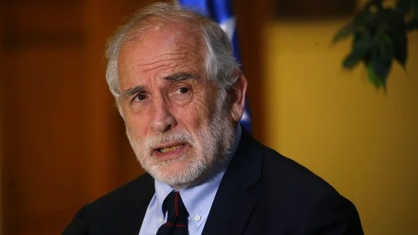Presenta acusación constitucional contra Carlos Montes