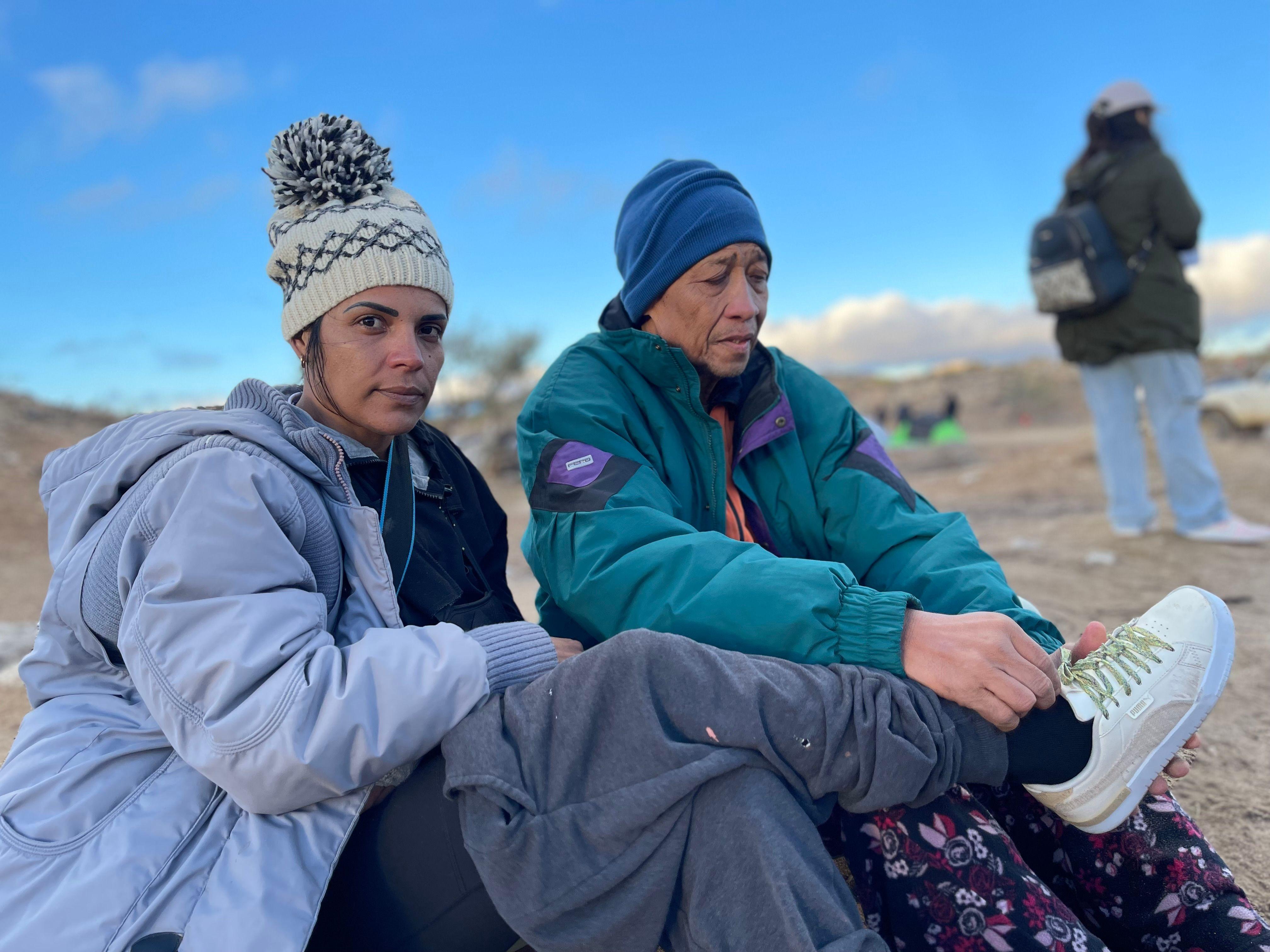 Yenis Leidy y Armando en Camp Willow, desierto de Jacumba, California.