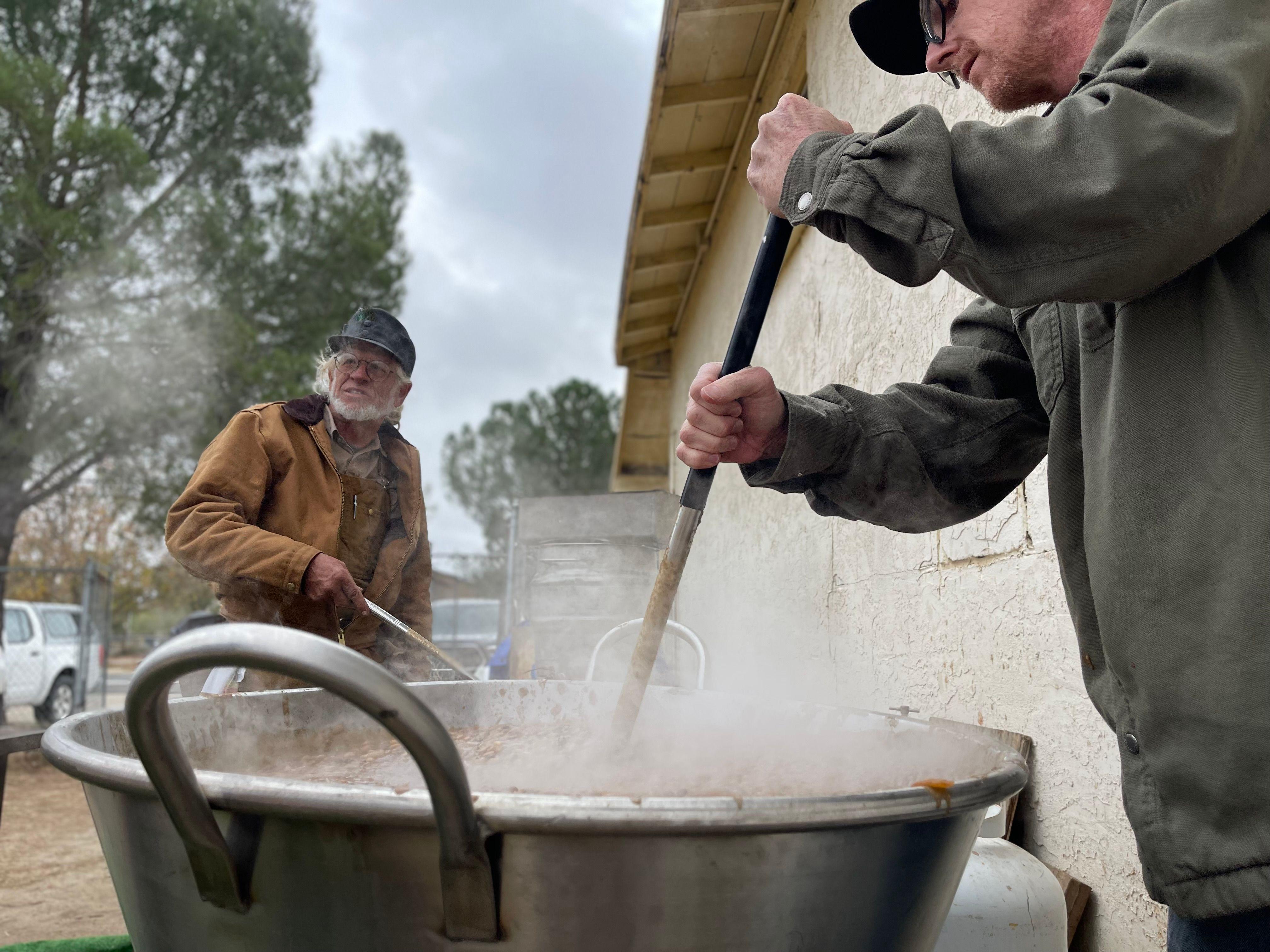 Samuel Schultz y otros voluntarios locales cocinan en Jacumba, California.