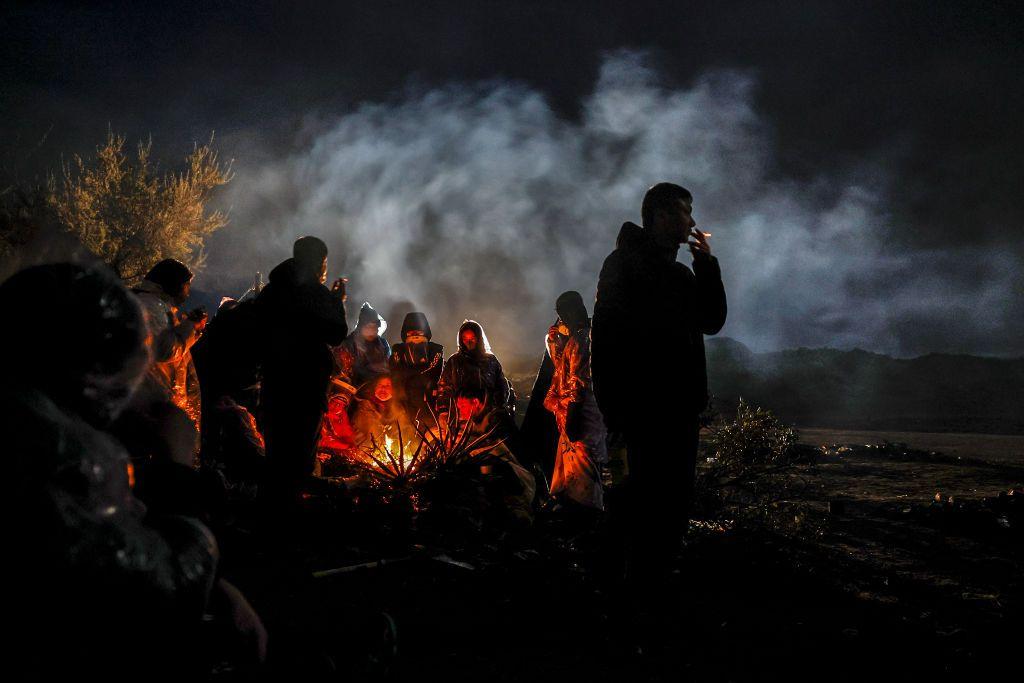 Migrantes junto a hoguera en Jacumba, California.