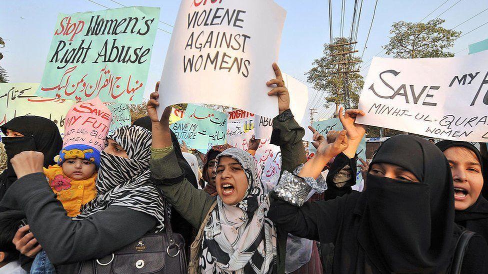 Foto de archivo de un grupo de mujeres en una protesta contra los llamados crímenes de honor en Pakistán