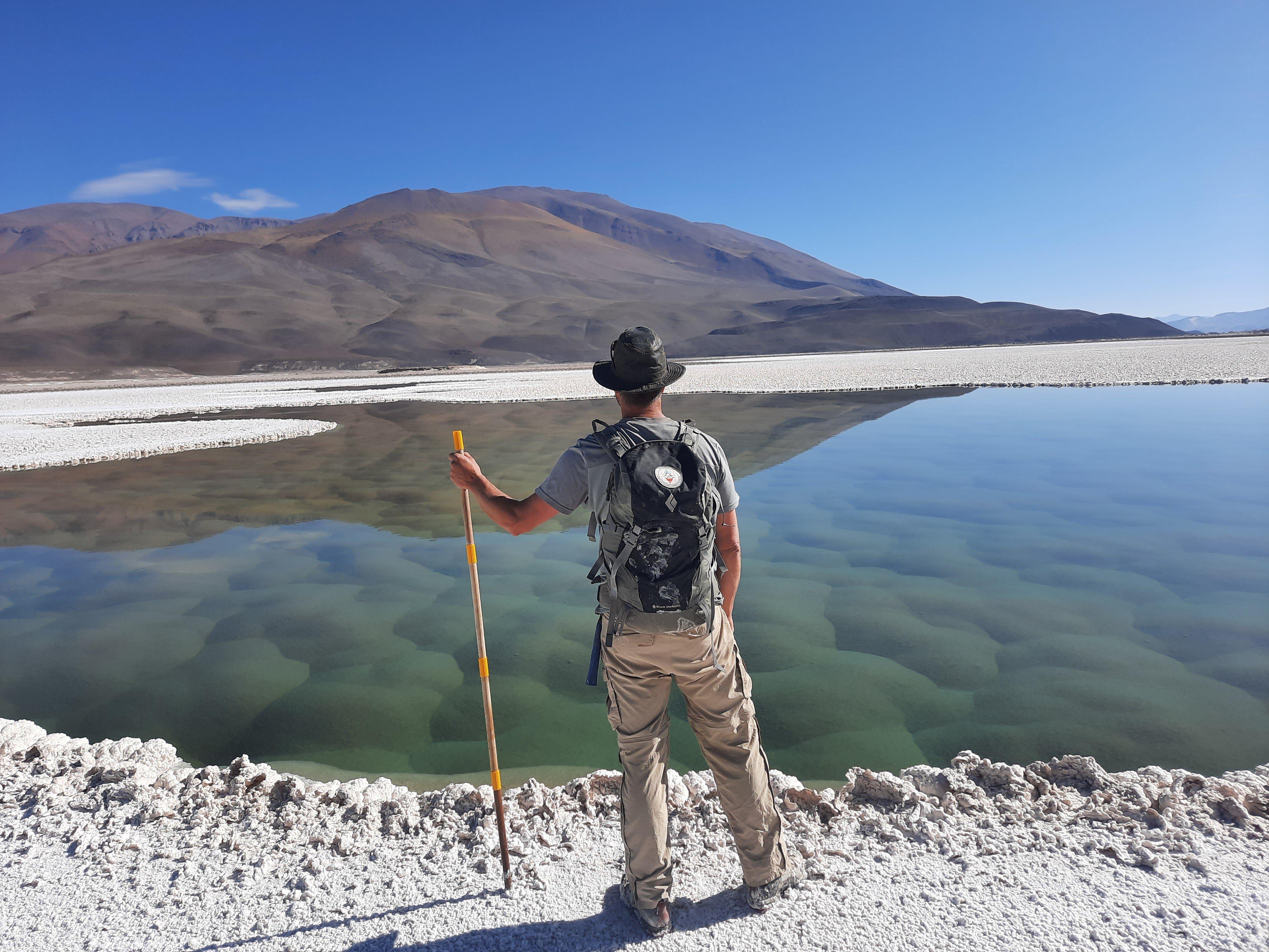 Brian Hynek en la Puna de Atacama.
