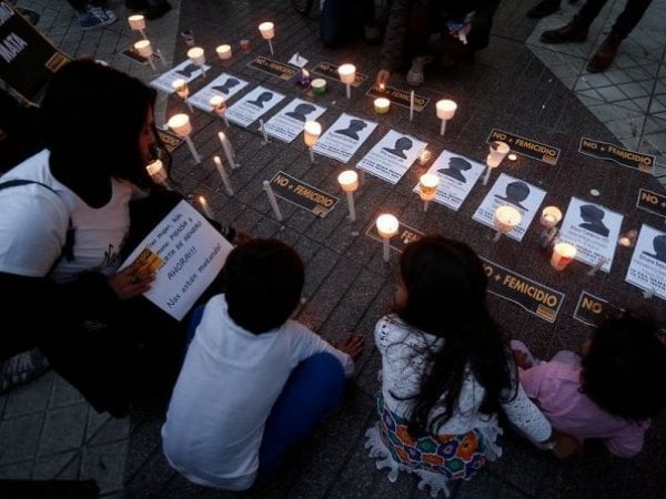Velatón en Santiago por víctimas de femicidio.
