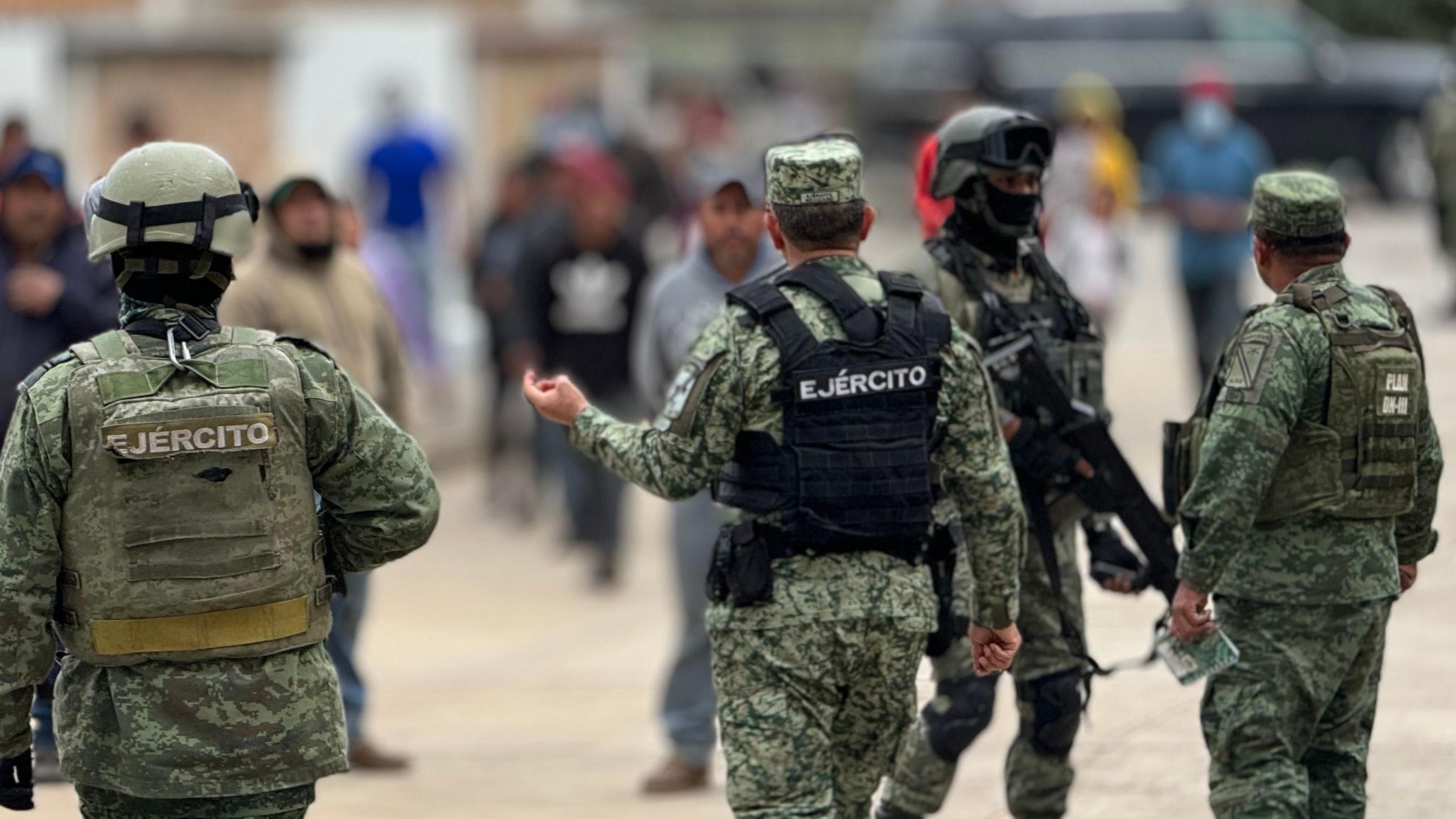 Militares frente a pobladores de Texcapilla