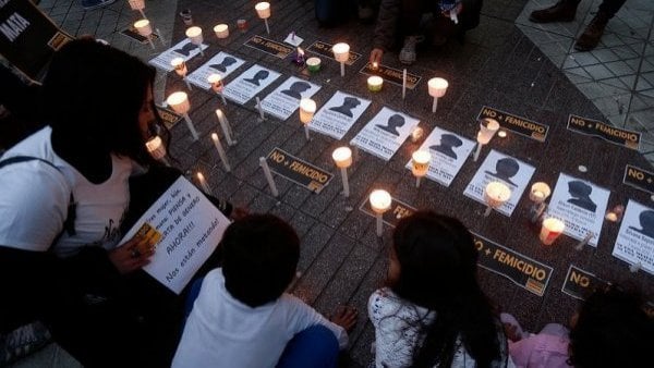 Velatón en Santiago por víctimas de femicidio.