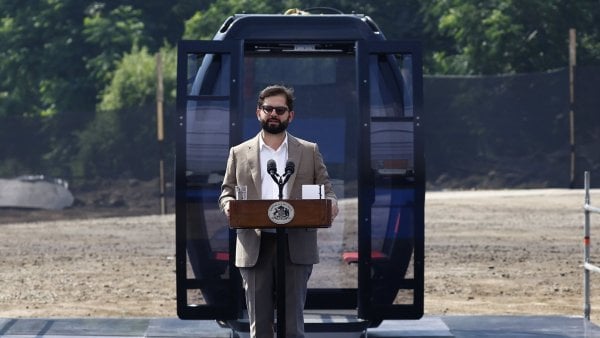 Boric da inicio a construcción de Teleférico Bicentenario