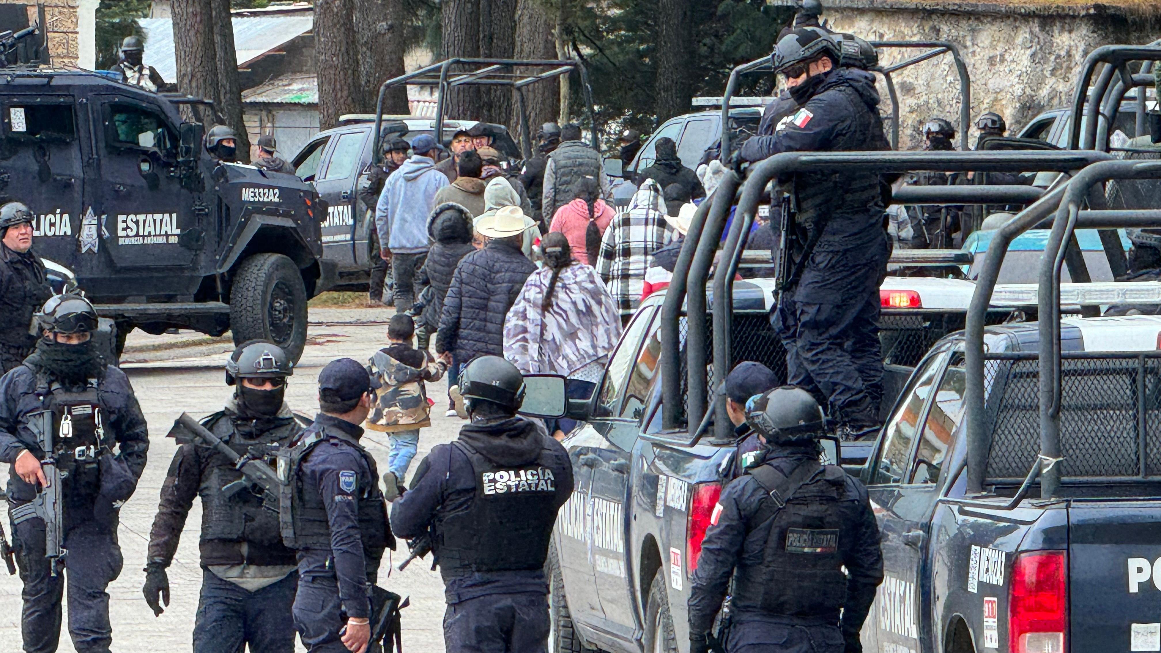 Policías y pobladores en Texcapilla