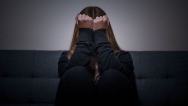 Persona estresada o con tristeza.