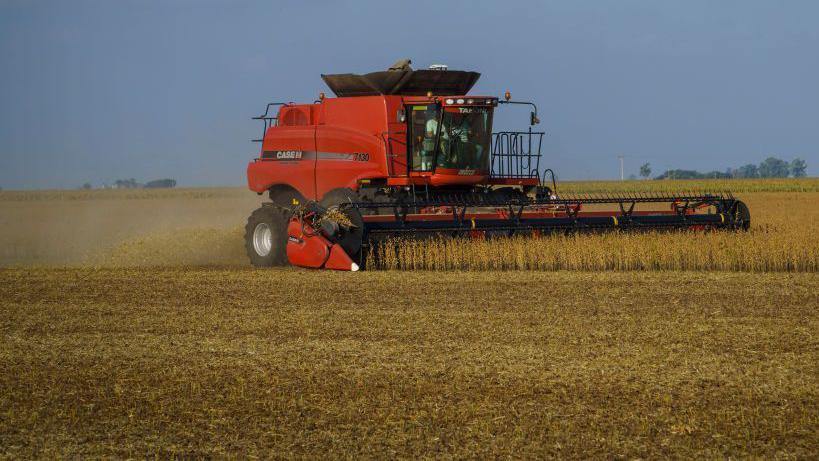 Maquinaria agrícola en un sembradío en Argentina.