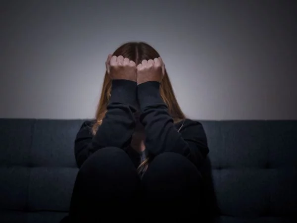 Persona estresada o con tristeza.