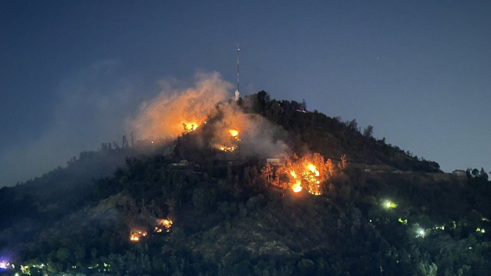 Alcalde Jadue presenta querella por incendio en Cerro San Cristóbal