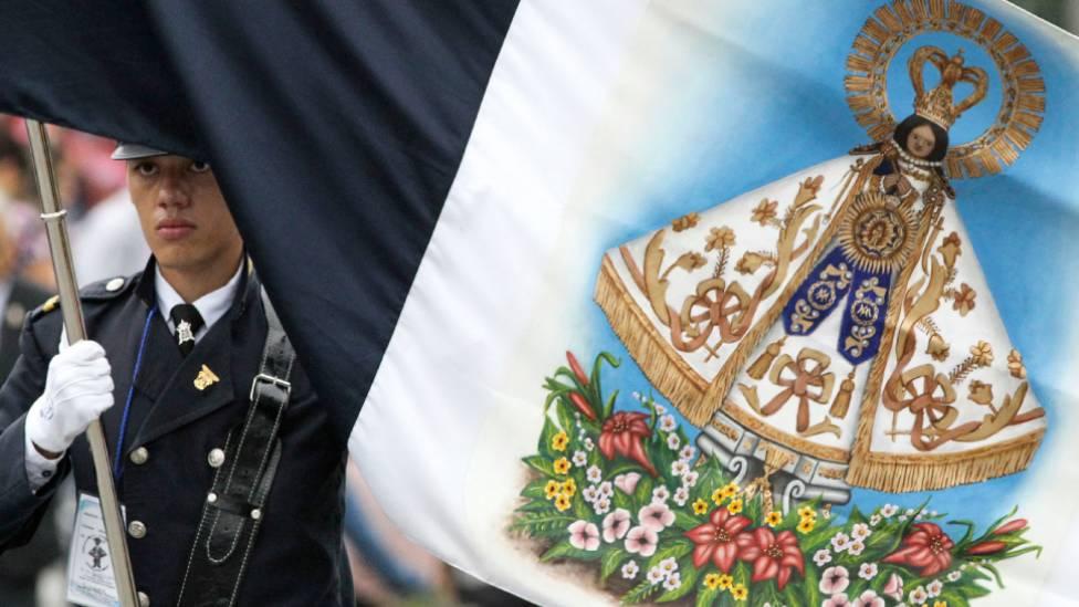 Joven con uniforme y un estandarte en la romería de la Virgen de Zapopan
