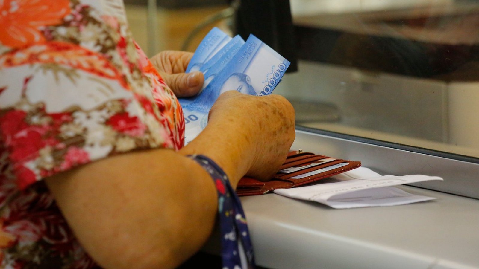 Mujer cobrando un beneficio estatal