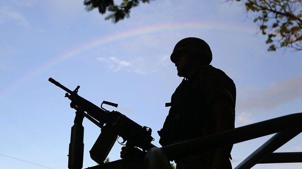 Silueta de un soldado montando guardia en Iguala después de las desapariciones