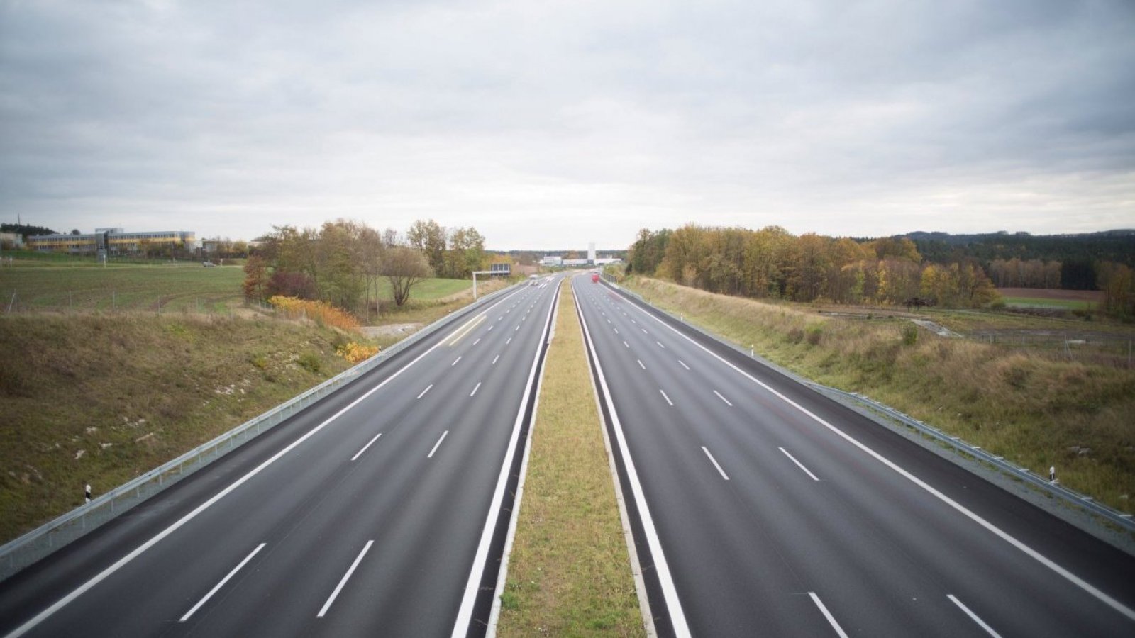 Mueren tres personas al colapsar un tramo de autopista en el norte de China