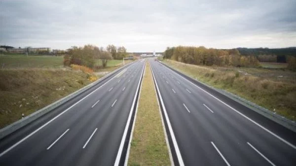 Mueren tres personas al colapsar un tramo de autopista en el norte de China