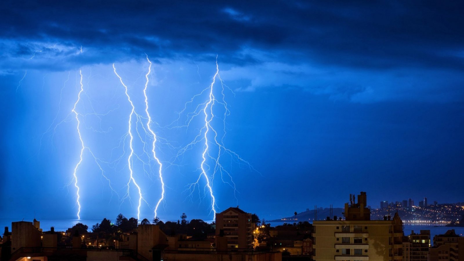 Anuncian "probables tormentas eléctricas" para tres regiones del país