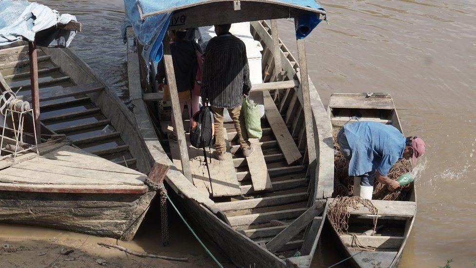 Embarcación de pescadores en la Amazonía boliviana