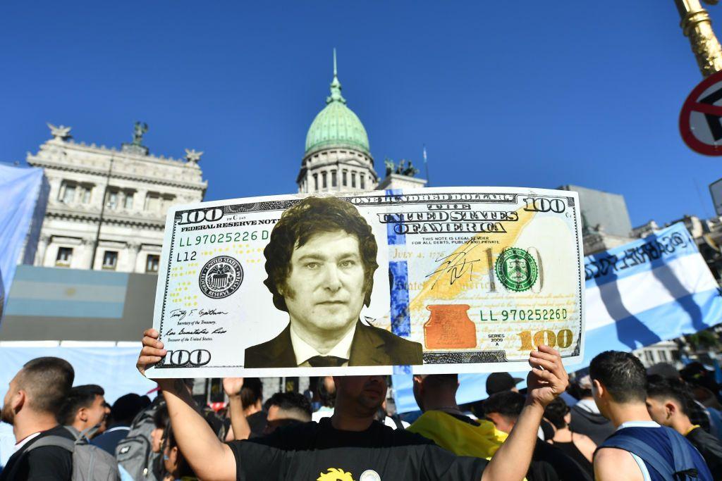 Un billete de dólar con la cara de Milei