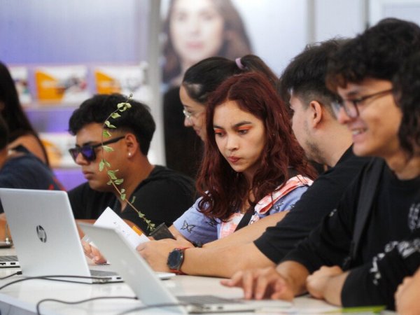 Jóvenes en proceso de admisión de educación superior.