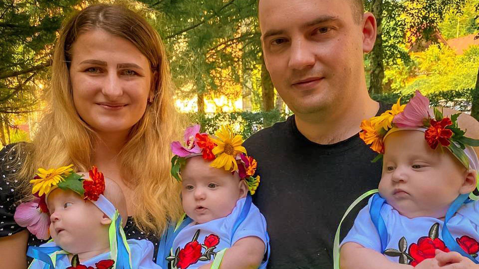 Hanna y Andriy sosteniendo a sus tres hijas.