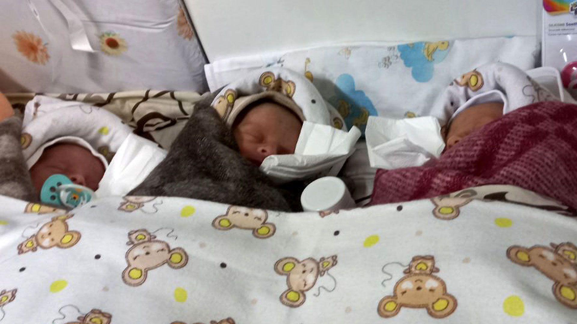 Emilia, Melania y Olivia poco después de nacer. 