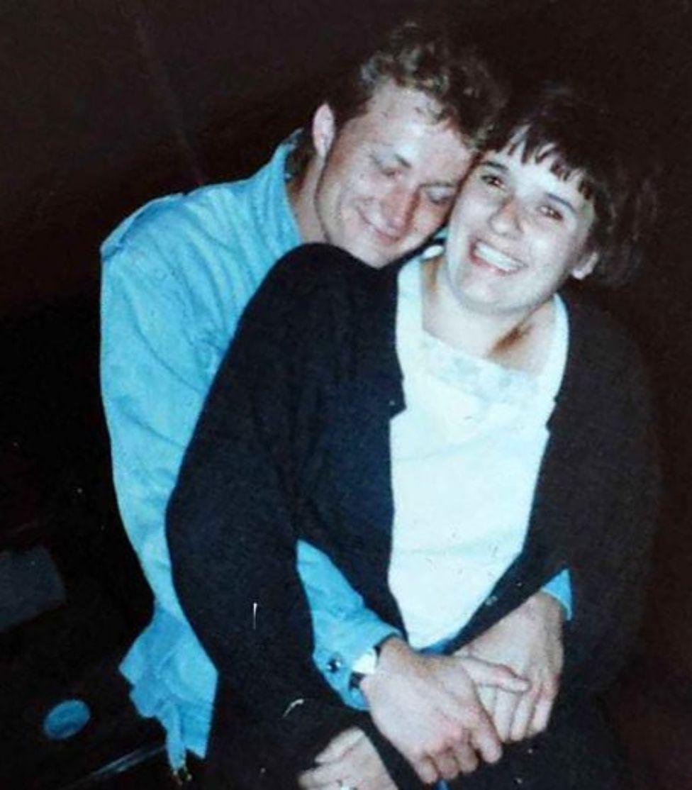 Guenther y Kate abrazados.