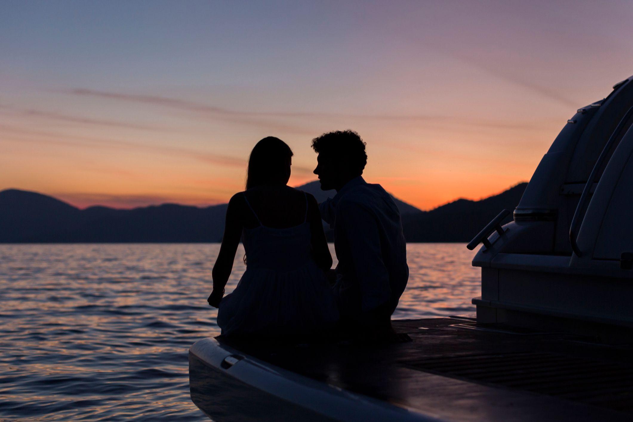 Pareja mirando un atardecer