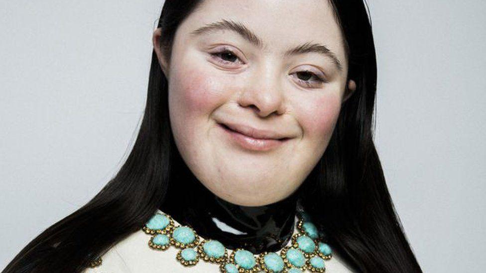 Ellie Goldstein en un traje de Gucci