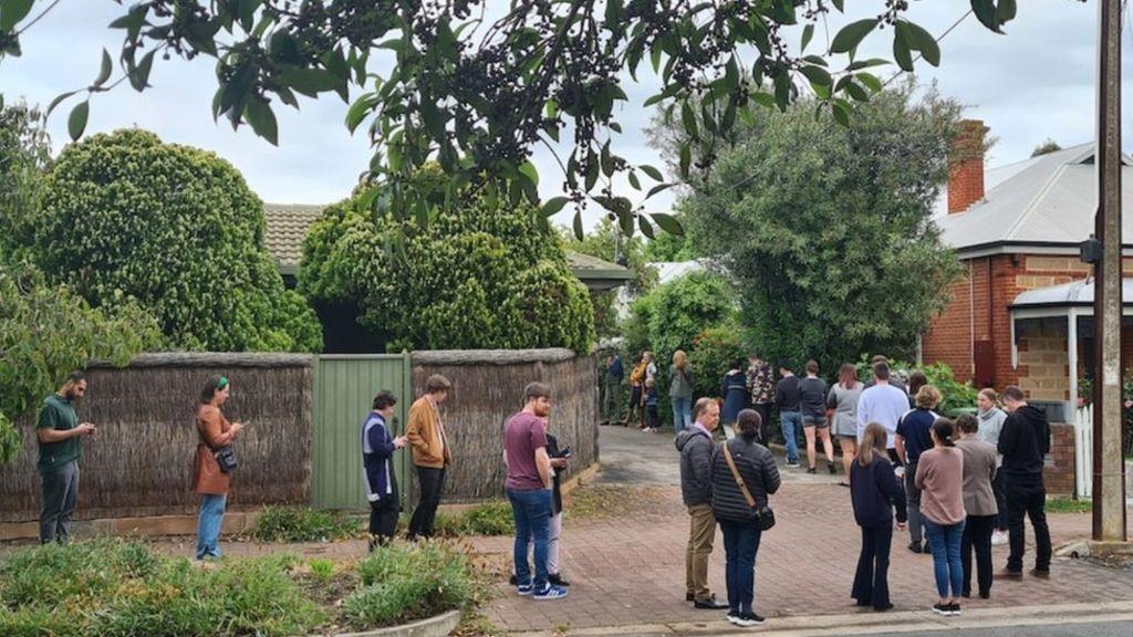 Cola de personas esperan para ver una casa en Sídney