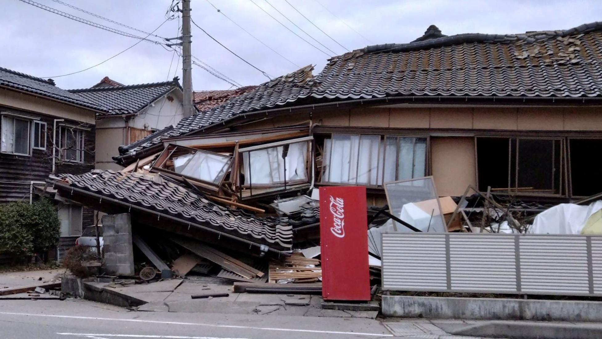 Casa colapsada por el terremoto en Japón