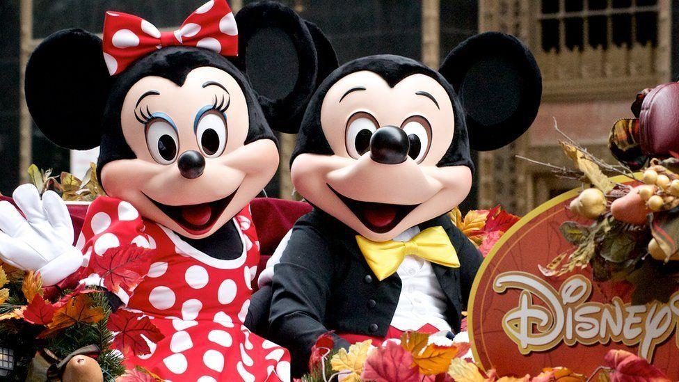 Minnie y Mickey Mouse en un desfile en un parque de atracciones de Disney