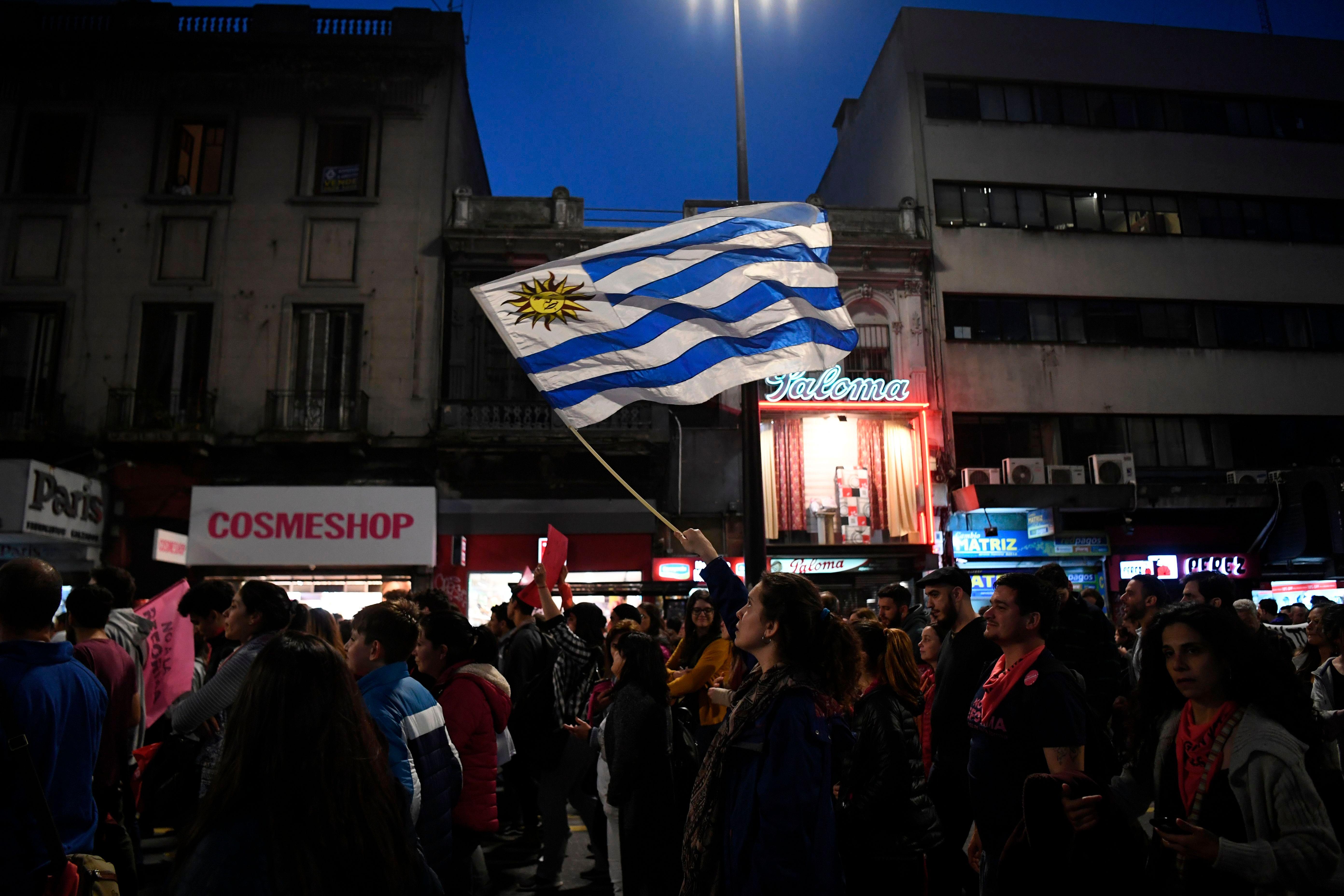Manifestantes con la bandera de Uruguay en Montevideo.