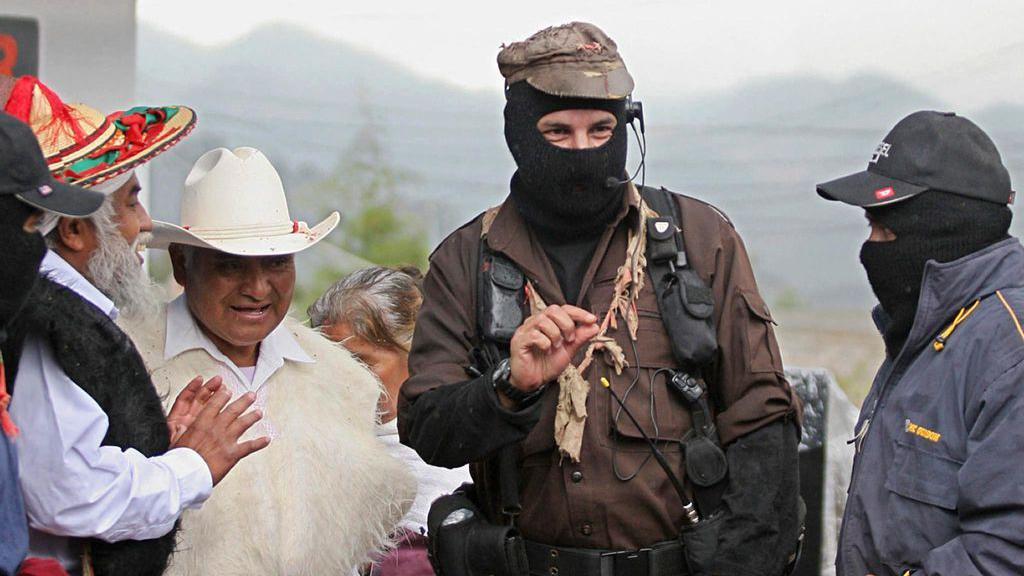 El subcomandante Marcos rodeado de zapatistas.