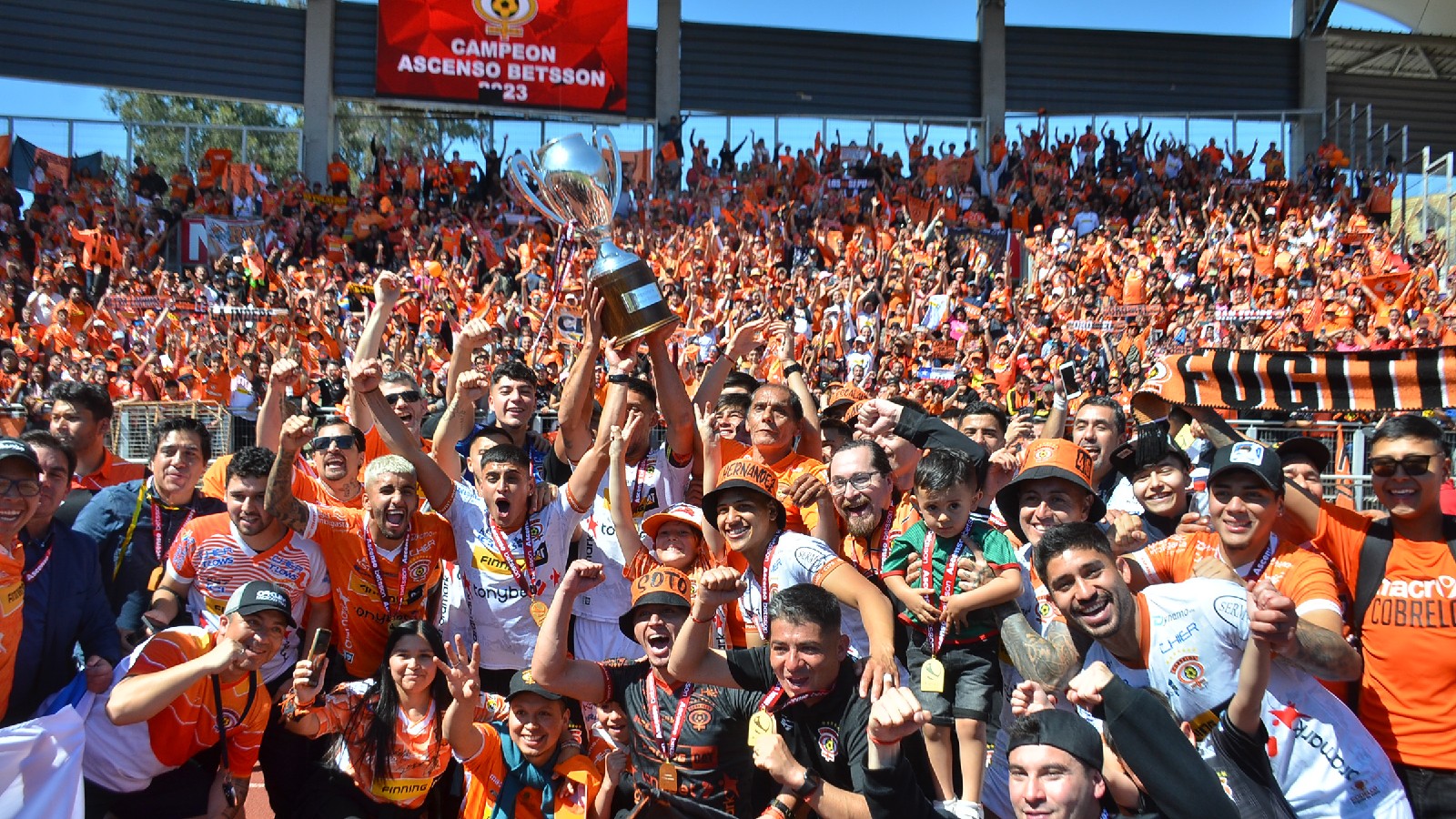 Cobreloa celebrando tras quedarse con el Campeonato del Ascenso 2023