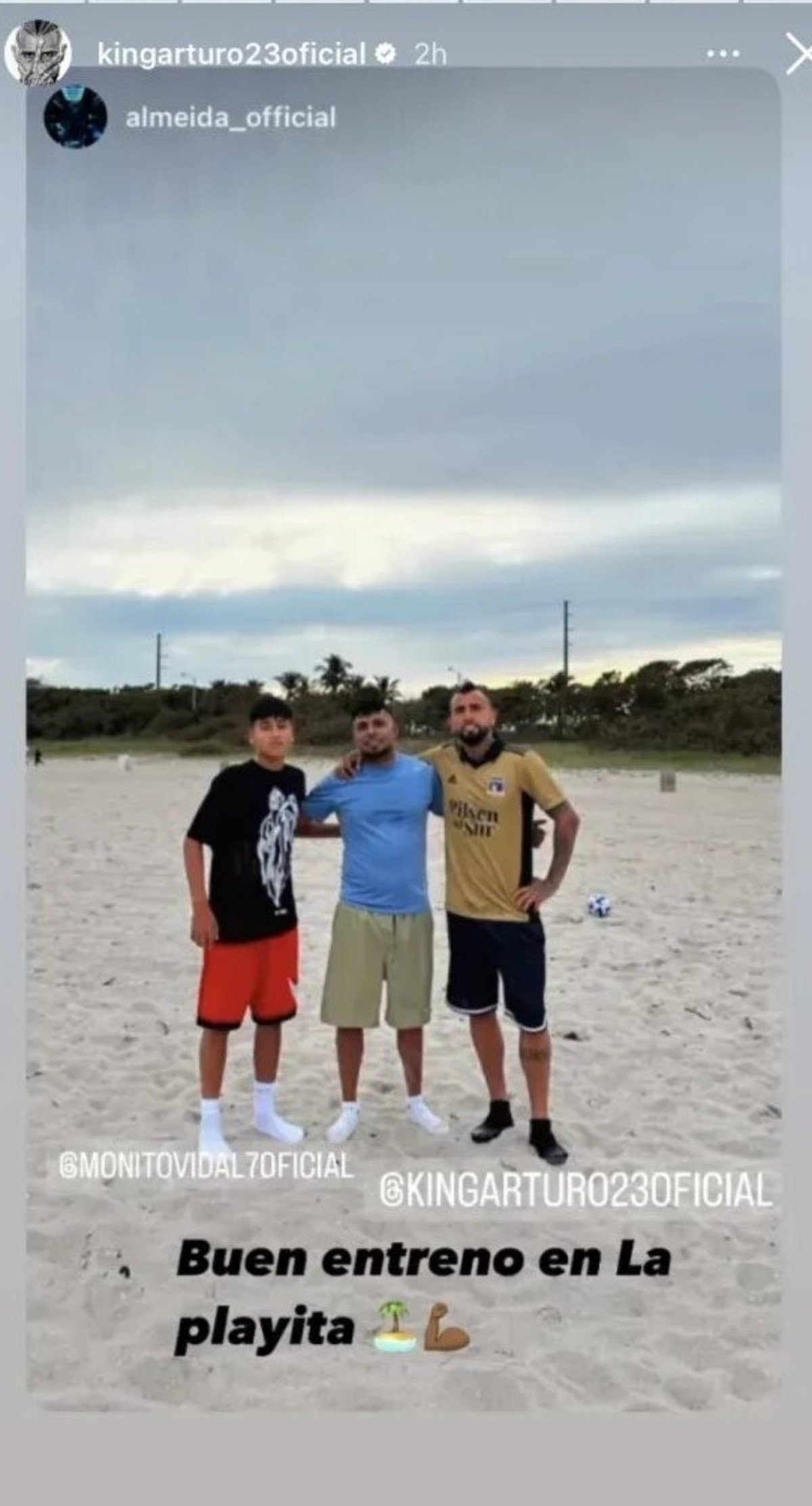 Arturo Vidal con camiseta de Colo Colo