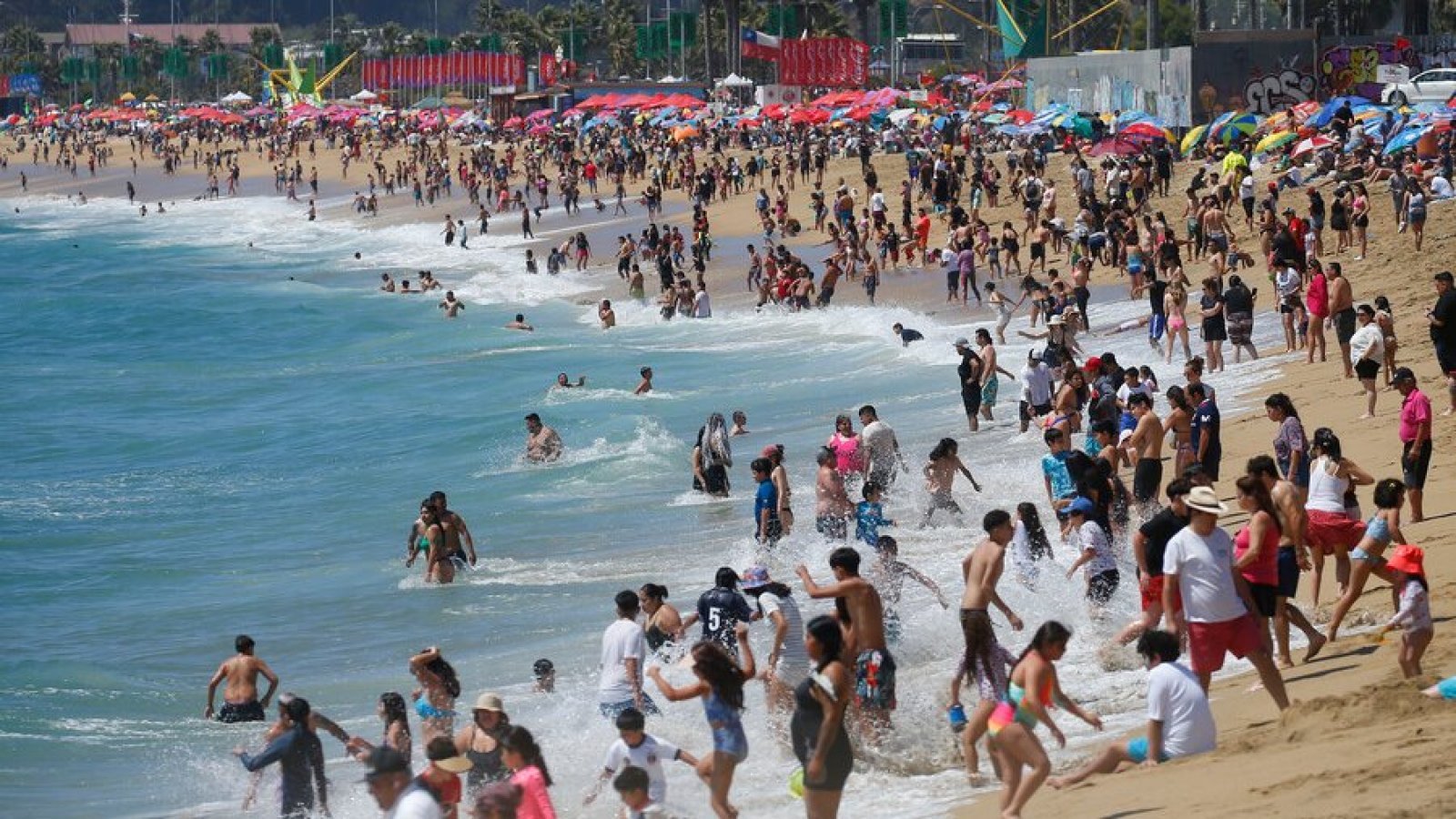 Gente de vacaciones en la playa. Bono de Vacaciones 2024.