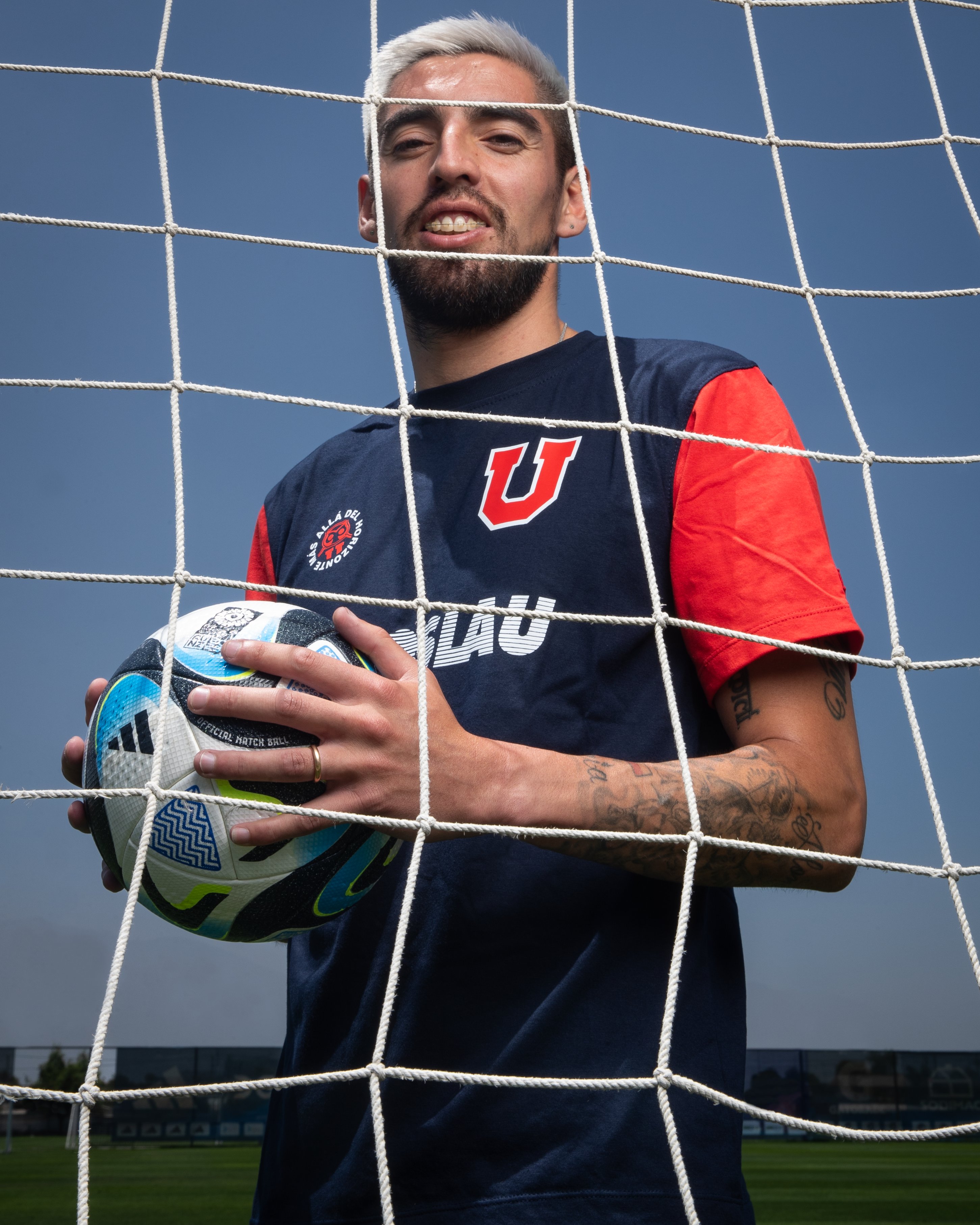 Gabriel Castellón posando con la camiseta de la Universidad de Chile