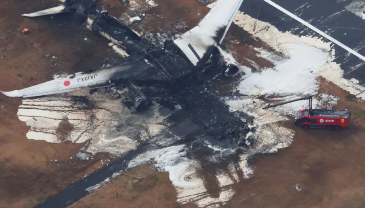 Tokio pone en marcha investigación por impactante choque de aviones