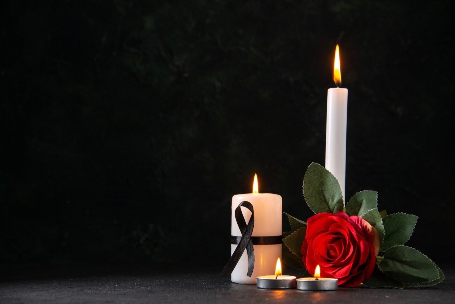 Velas y rosas que simbolizan muerte. Condolencias.