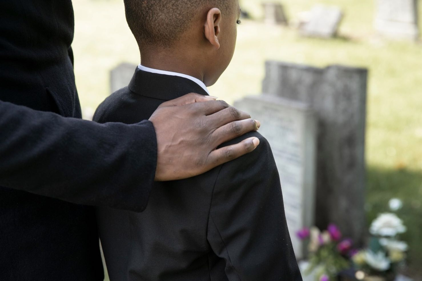 Padre e hijo en el cementerio. Condolencias.