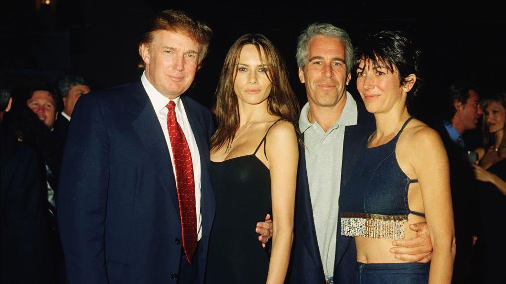 Donald Trump junto a su esposa Melania, Jeffrey Epstein y su exnovia Ghislaine Maxwell. 