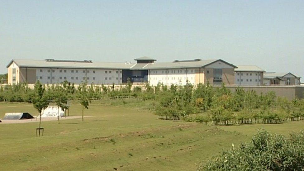Visión externa de la prisión de HMP Peterborough