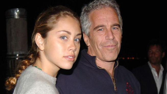 Epstein y una acompañante durante un evento en 2005 en Nueva York