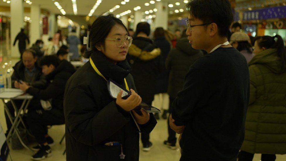 Jóvenes en una feria de empleo en Pekín