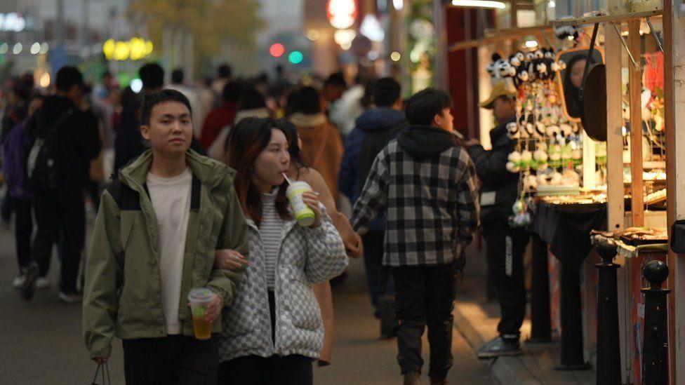 Una pareja en una calle de Chengdu