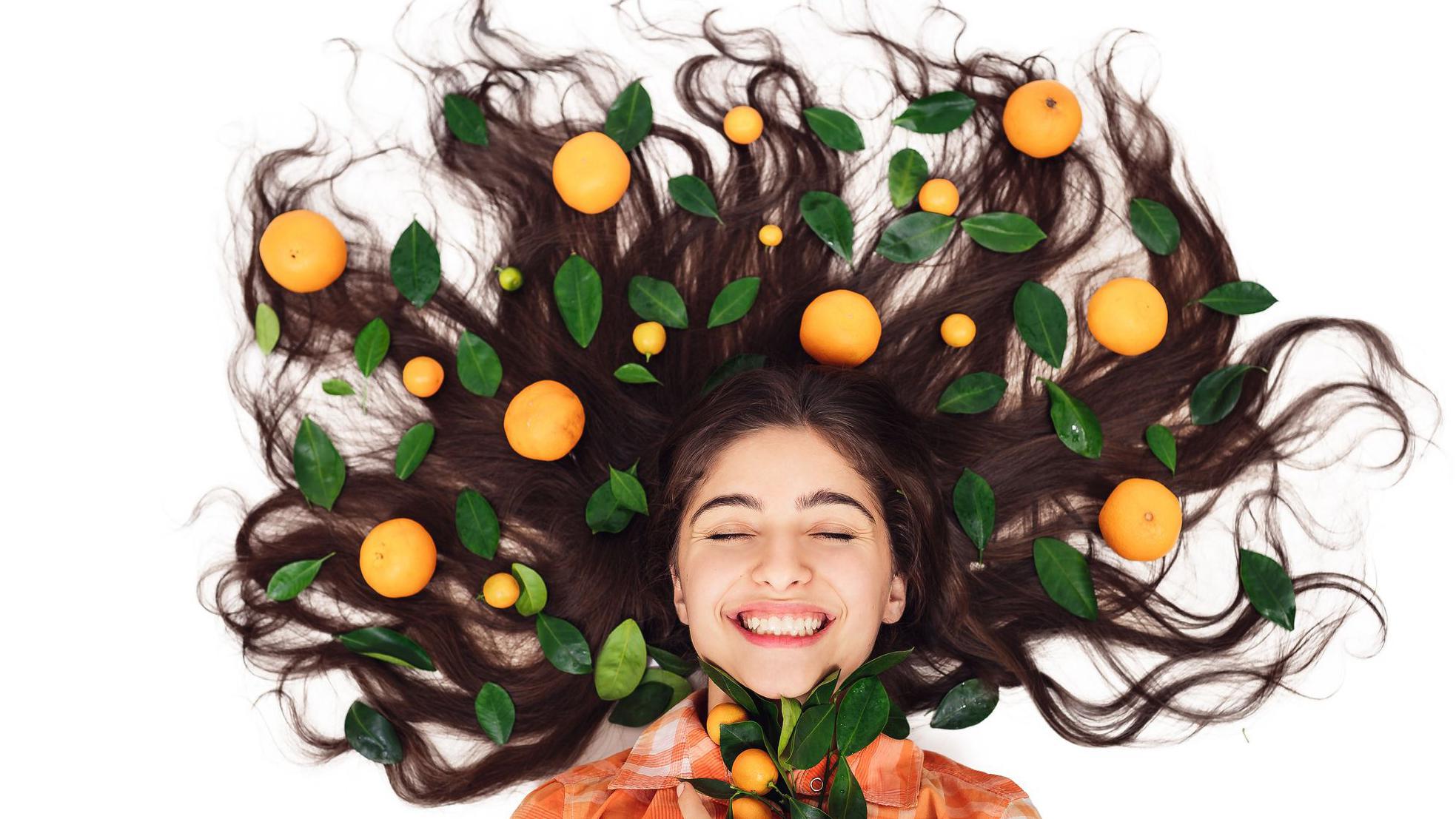 Chica con frutas y hojas en el pelo